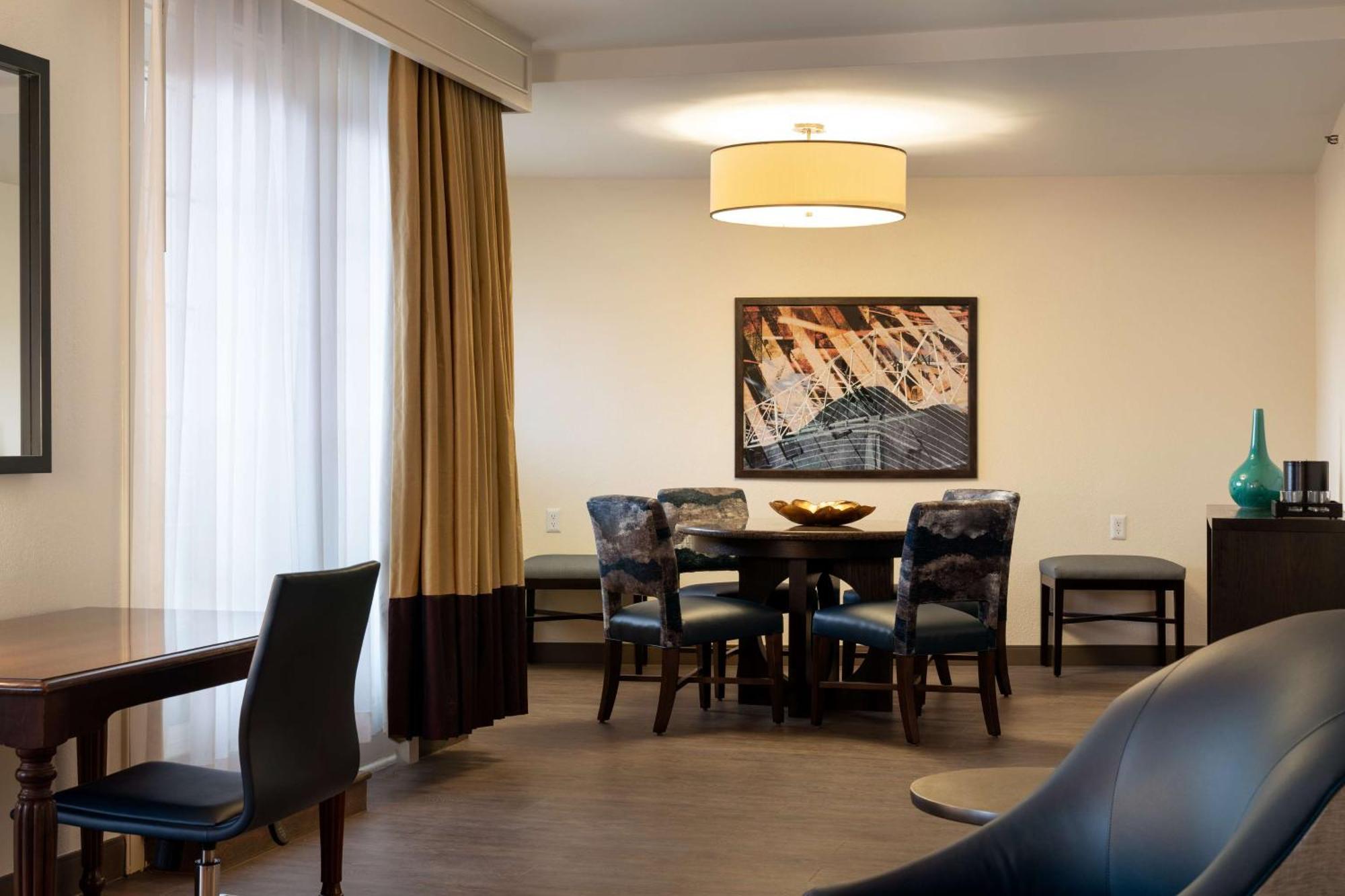 เอ็มบาสซี สวีท บาย ฮิลตัน นิวออร์ลีนส์ Hotel ภายนอก รูปภาพ